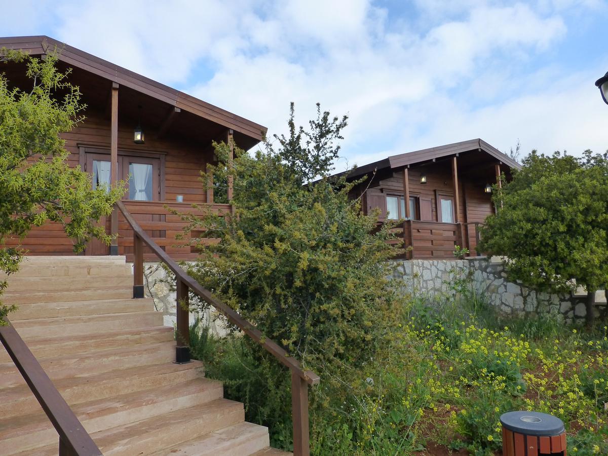 Mountain Breeze Lodge & Resort 알 살트 외부 사진
