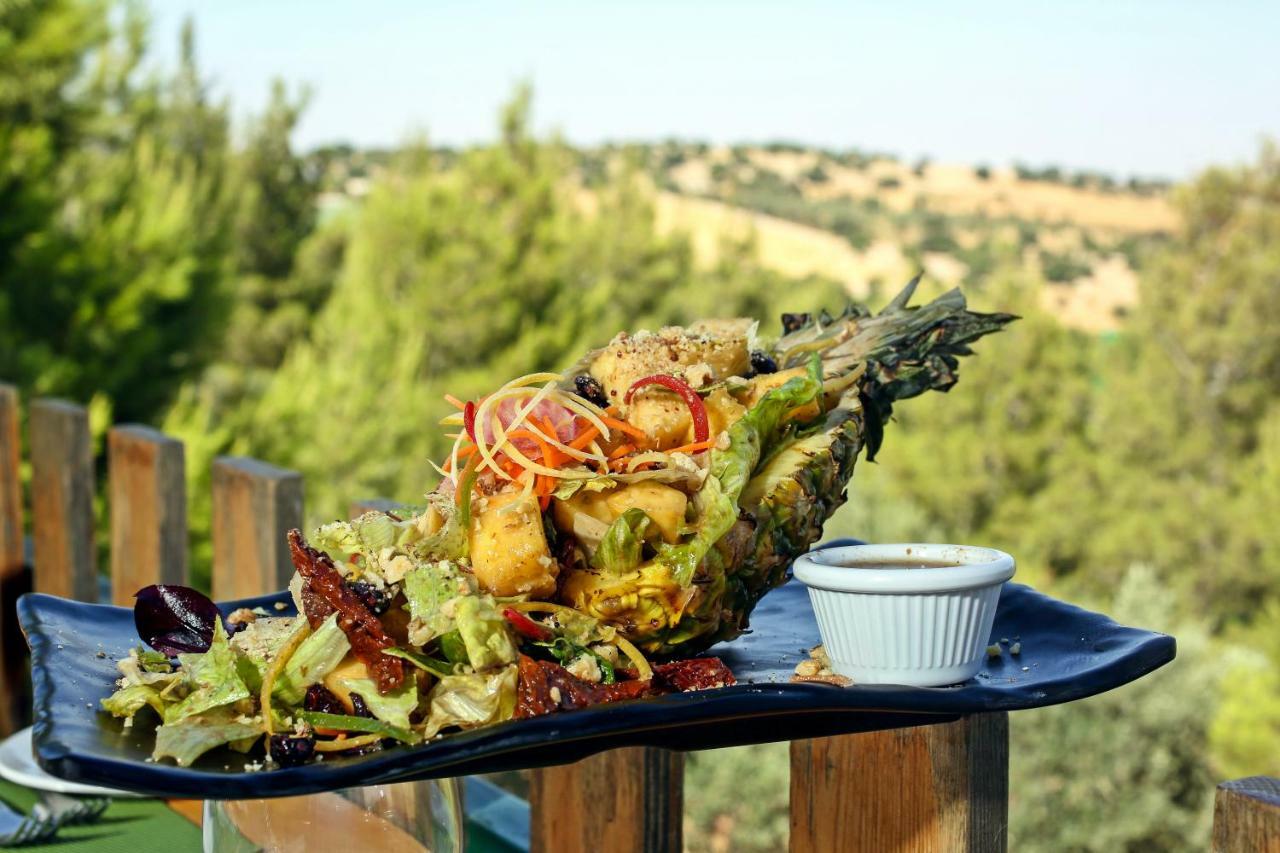 Mountain Breeze Lodge & Resort 알 살트 외부 사진