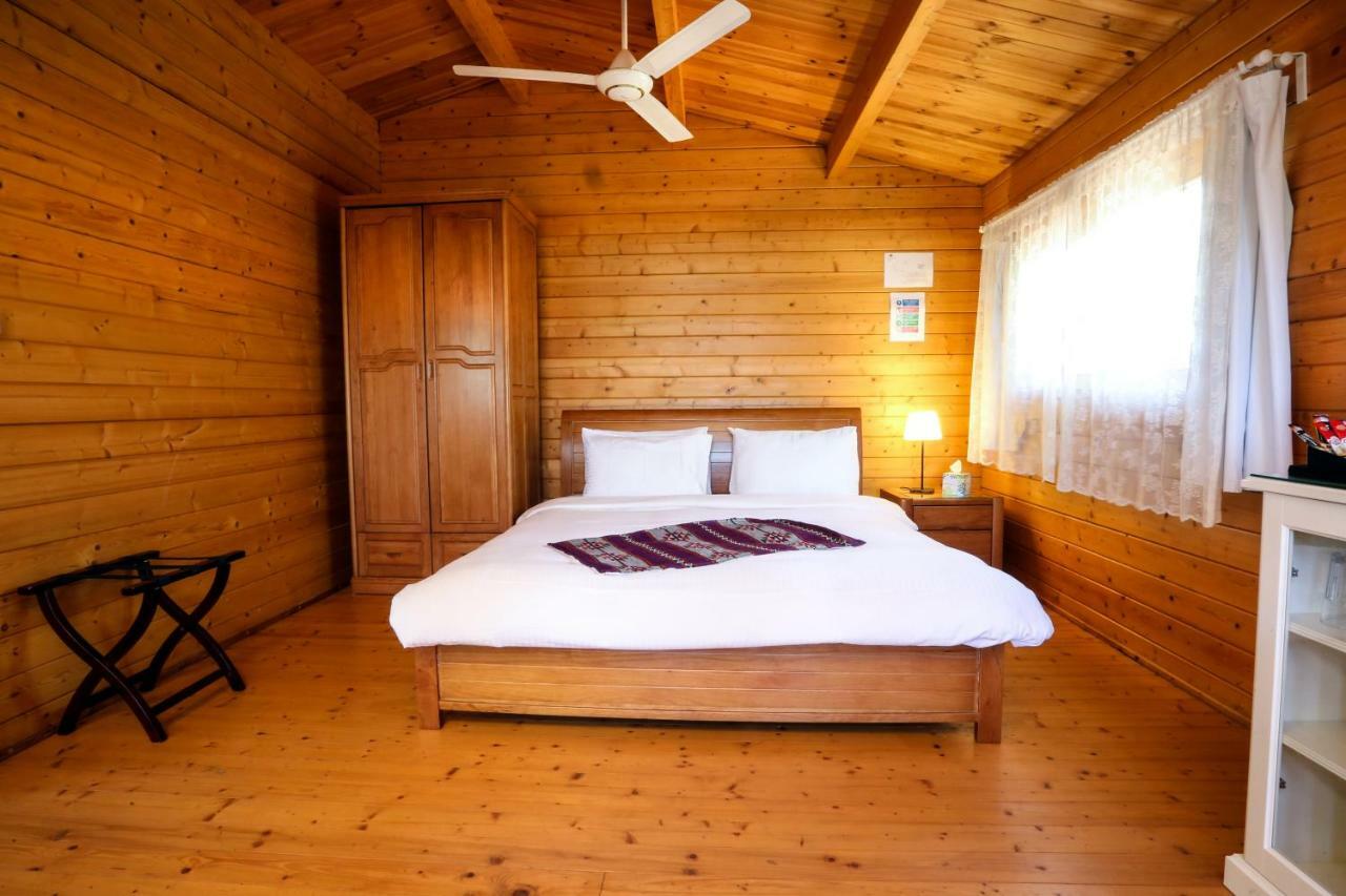 Mountain Breeze Lodge & Resort 알 살트 외부 사진